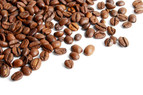 Rozptýlené Kávová Zrna Izolované Bílém Pozadí — Stock fotografie