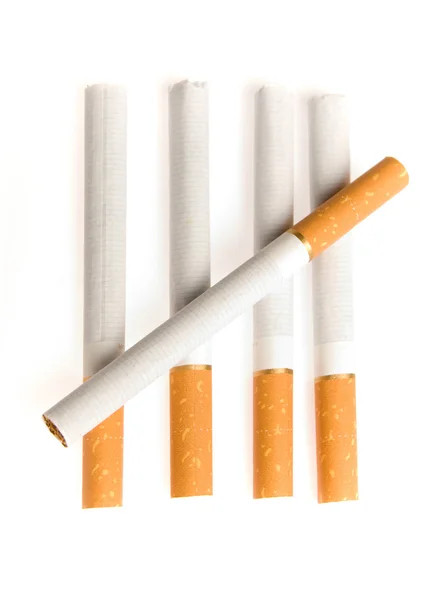 Cigarets 被隔离在白色背景上 — 图库照片
