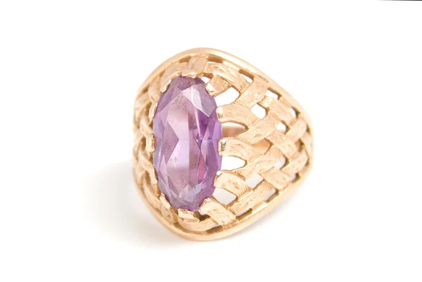 Золотое кольцо с аметистой — стоковое фото