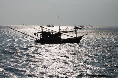 Thai balıkçı teknesi güneş ışık