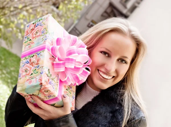 Mladá usměvavá dívka s dárek — Stock fotografie