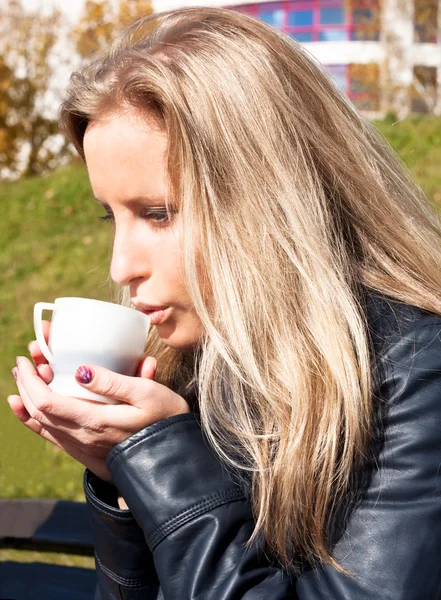Mladá dívka pije čaj — Stock fotografie