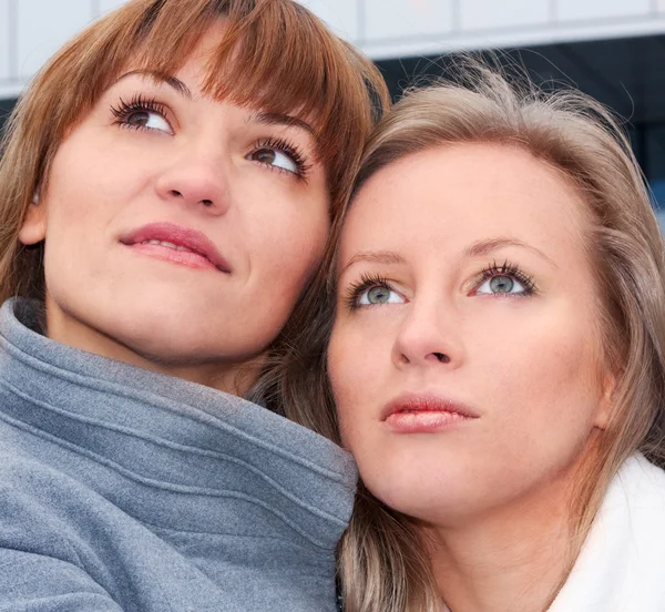 Two friends looking up — Stock Photo, Image