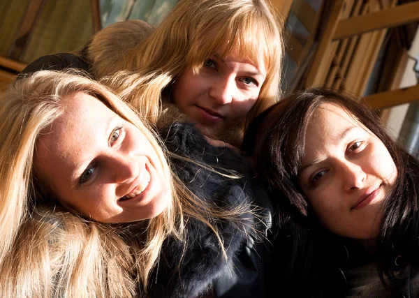 Три улыбающиеся девушки — стоковое фото