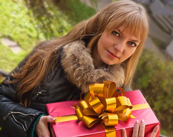 Bir hediye ile genç kız — Stok fotoğraf