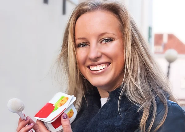 Jovencita comiendo yogur —  Fotos de Stock