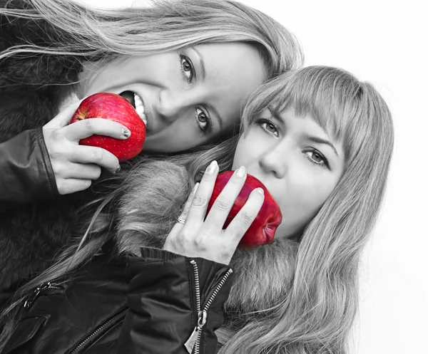 Deux jolies jeunes filles mangeant des pommes — Photo