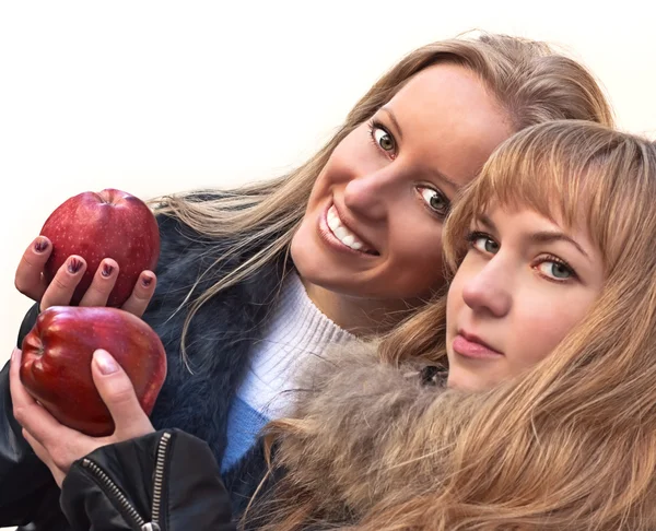Dos chicas con manzanas rojas — Foto de Stock