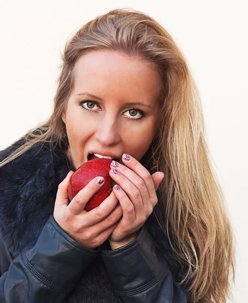 Giovane ragazza con una mela — Foto Stock