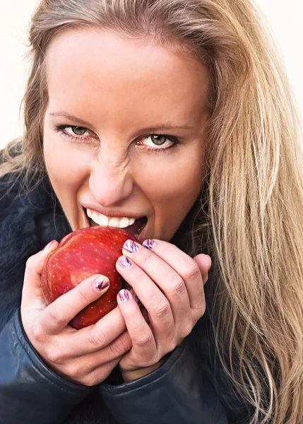 Jovem menina sorridente com uma maçã — Fotografia de Stock