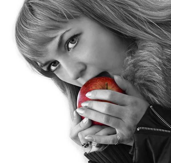 어린 여자 먹는 빨간 사과 — 스톡 사진