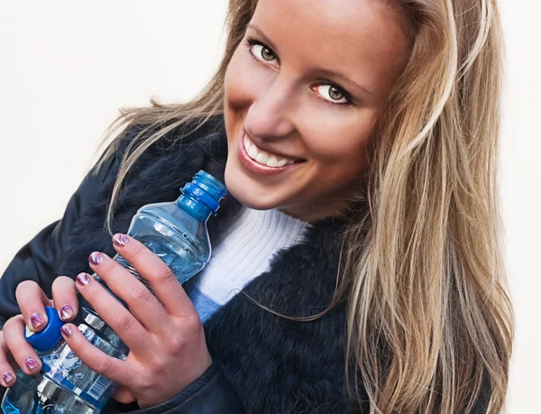 Chica joven con una botella de agua — Foto de Stock