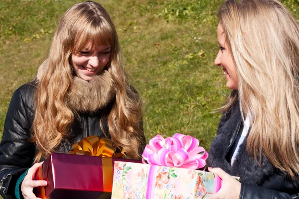 Jeunes filles souriantes avec des cadeaux — Photo