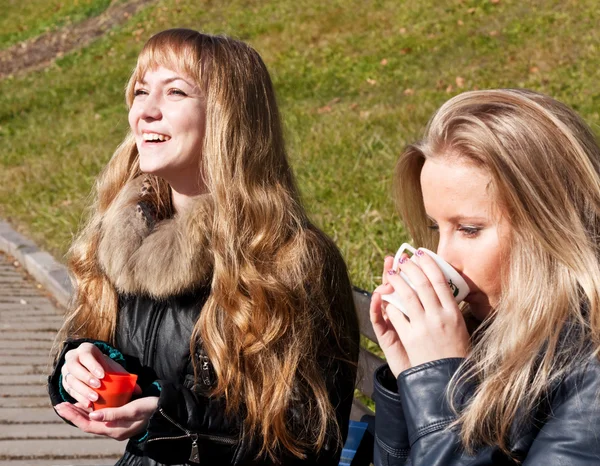 Två flickor dricka kaffe — Stockfoto