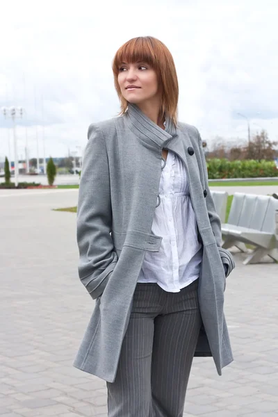 Стильная высокая молодая женщина в пальто — стоковое фото
