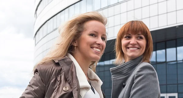 Två vackra unga företag damer — Stockfoto