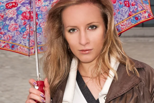 Atraktivní blondýnka drží deštník — Stock fotografie