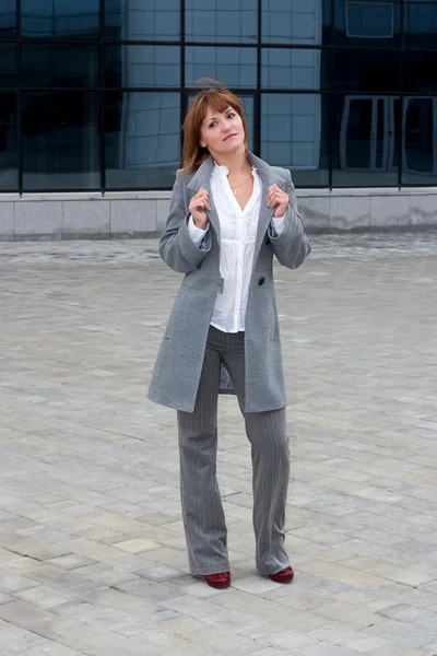 Mujer joven con estilo en un abrigo — Foto de Stock