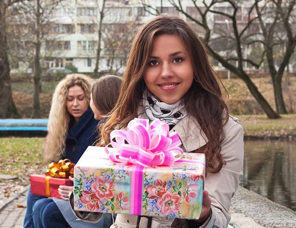 Giovane ragazza sorridente con una scatola regalo — Foto Stock