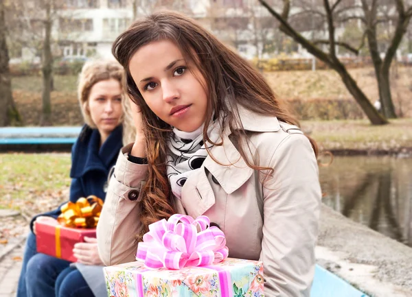 Underbara ung brunett flicka håller en present — Stockfoto