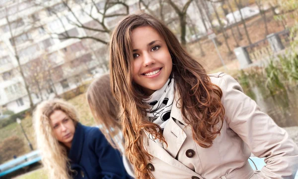 Glada unga damen med ganska brunt hår i parken — Stockfoto