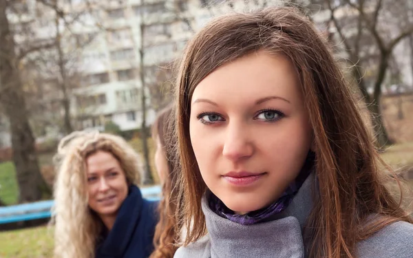 Charmante junge Mädchen mit hübschen braunen Haaren im Park — Stockfoto