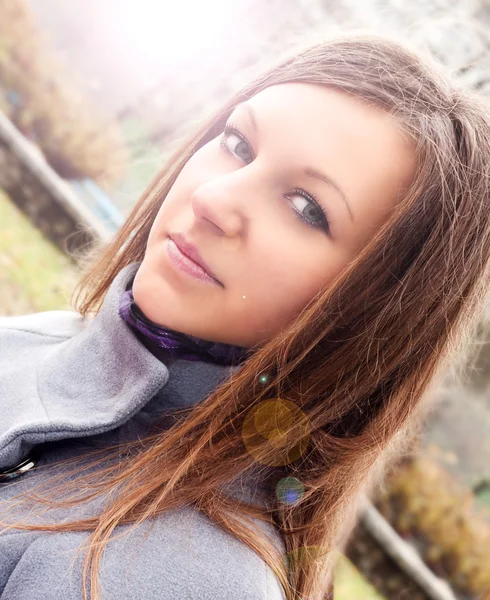 Sensuell ung brunett dam i parken — Stockfoto