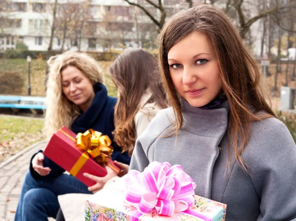 公園でプレゼント付きのスタイリッシュな若い女性 — 图库照片