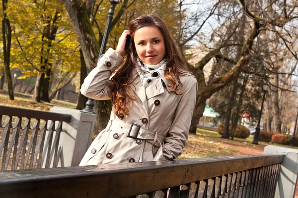 Atraktivní mladá brunetka v parku — Stock fotografie