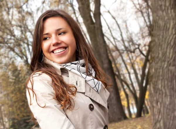 Schattige lachende jonge brunette meisje in het park — Stockfoto