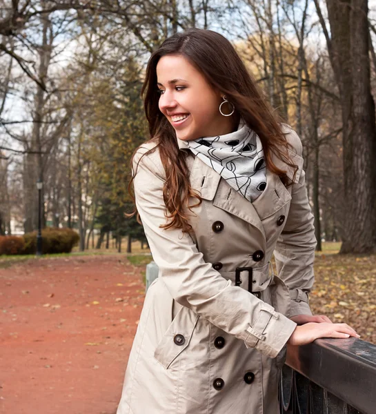 Śliczny uśmiechający się młoda brunetka dziewczyna w parku — Zdjęcie stockowe