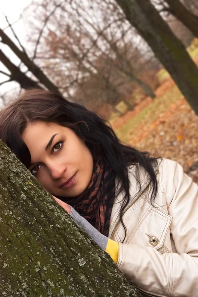 Charmante jonge brunette meisje in het park — Stockfoto