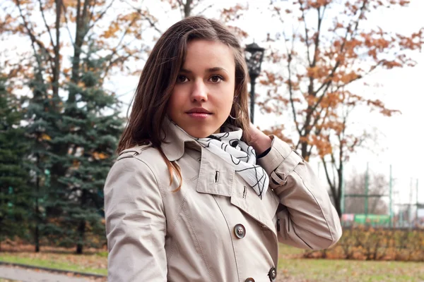 Vacker brunett flicka i parken — Stockfoto