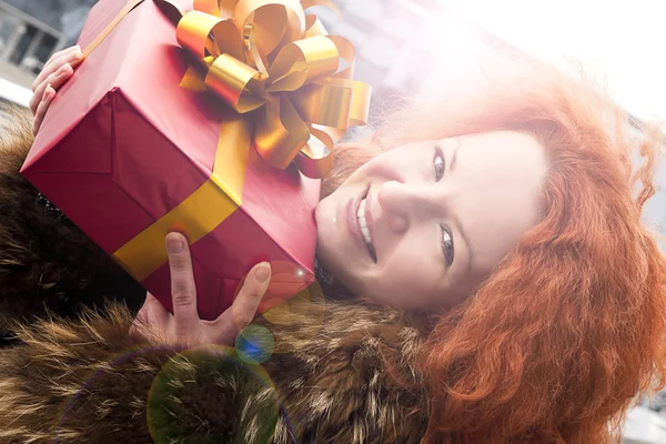 Joyeux Jeune Femme Tenant Une Boîte Cadeau — Photo