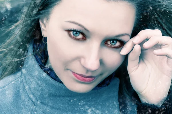 雪の中で美しいブルネットの女性 — ストック写真