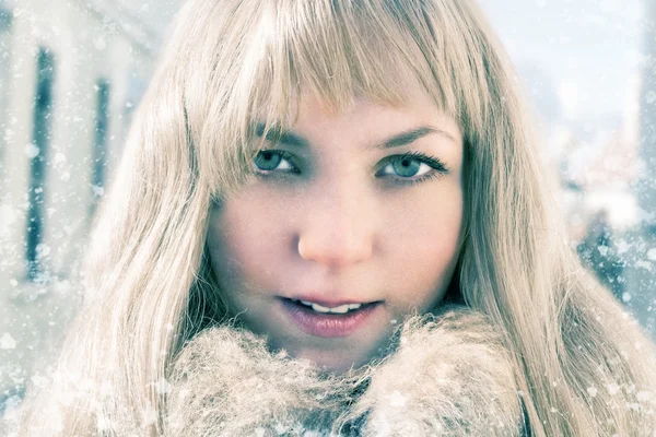 Magnifique jeune fille blonde dans la neige — Photo