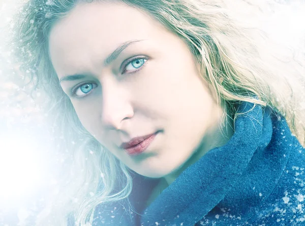 Underbar blond dam med blå ögon — Stockfoto