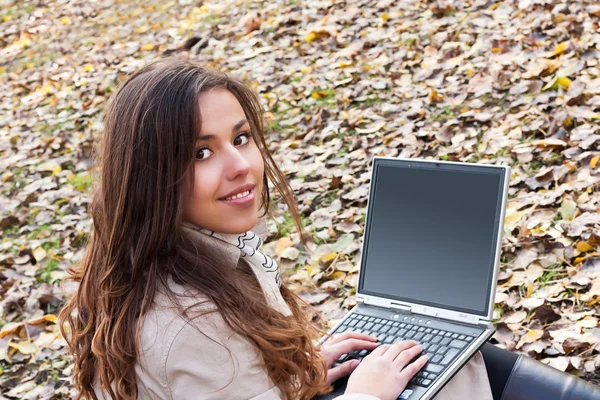 有吸引力的年轻女孩 用一台笔记本电脑 — 图库照片