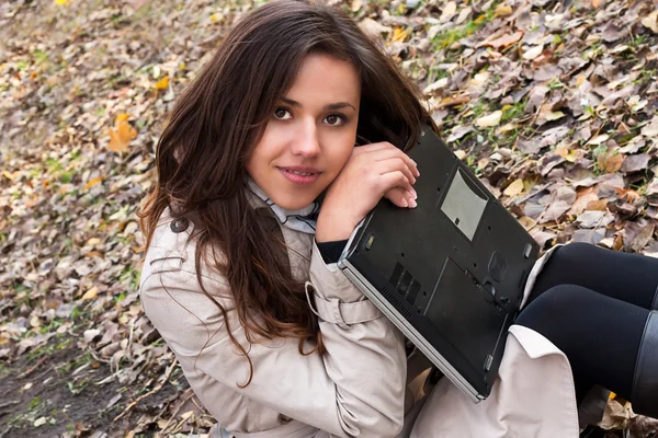 有吸引力的年轻女孩 用一台笔记本电脑 — 图库照片