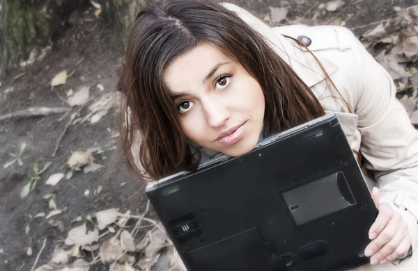 Vrij Jong Meisje Met Een Laptop — Stockfoto