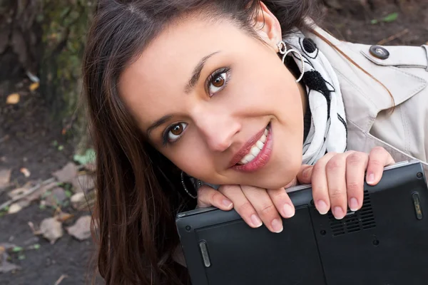 Atraktivní mladá dívka drží notebook — Stock fotografie