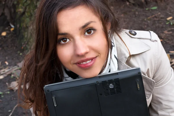 Aantrekkelijke Jonge Meisje Met Een Laptop — Stockfoto