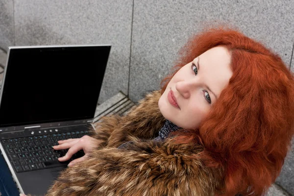 Chica bastante joven con un ordenador portátil —  Fotos de Stock