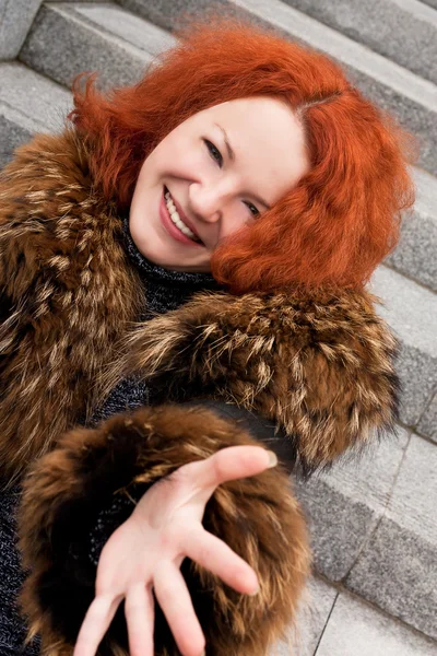 赤い髪と魅力的な若い女の子 — ストック写真