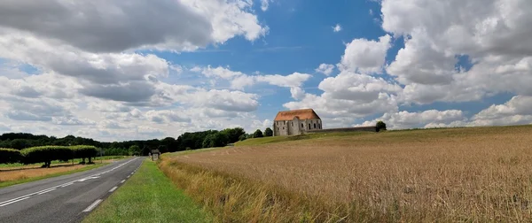 Het Franse landschap met landelijke kerk. — Stockfoto