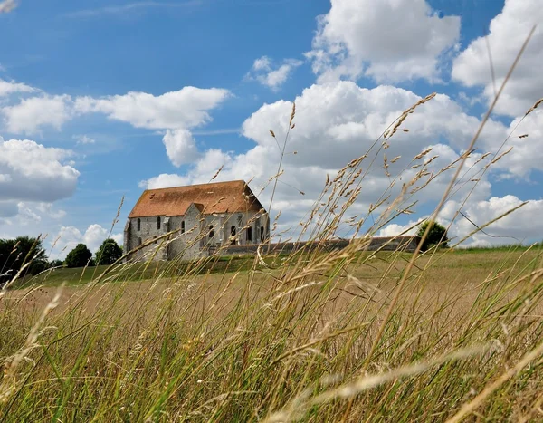 Det franska landskapet med landsbygdens kyrka. — Stockfoto