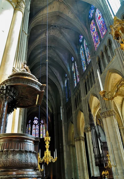 Innenraum einer Kathedrale in Reims. — Stockfoto