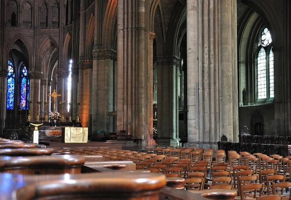 Interior de uma catedral em Reims . — Fotografia de Stock