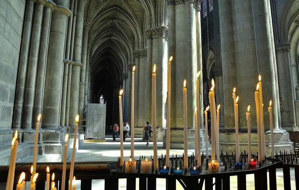 Interior de una catedral en Reims . Imagen de stock