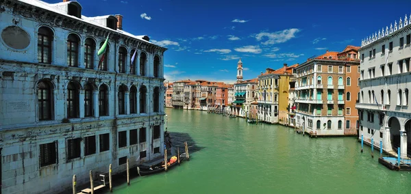 Uitzicht vanaf de brug ponte di rialto in Venetië — Stockfoto